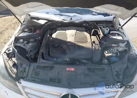 2013 Mercedes-Benz C 350 Sport z USA, uszkodzony, nr VIN WDDGF5HB0DA774982